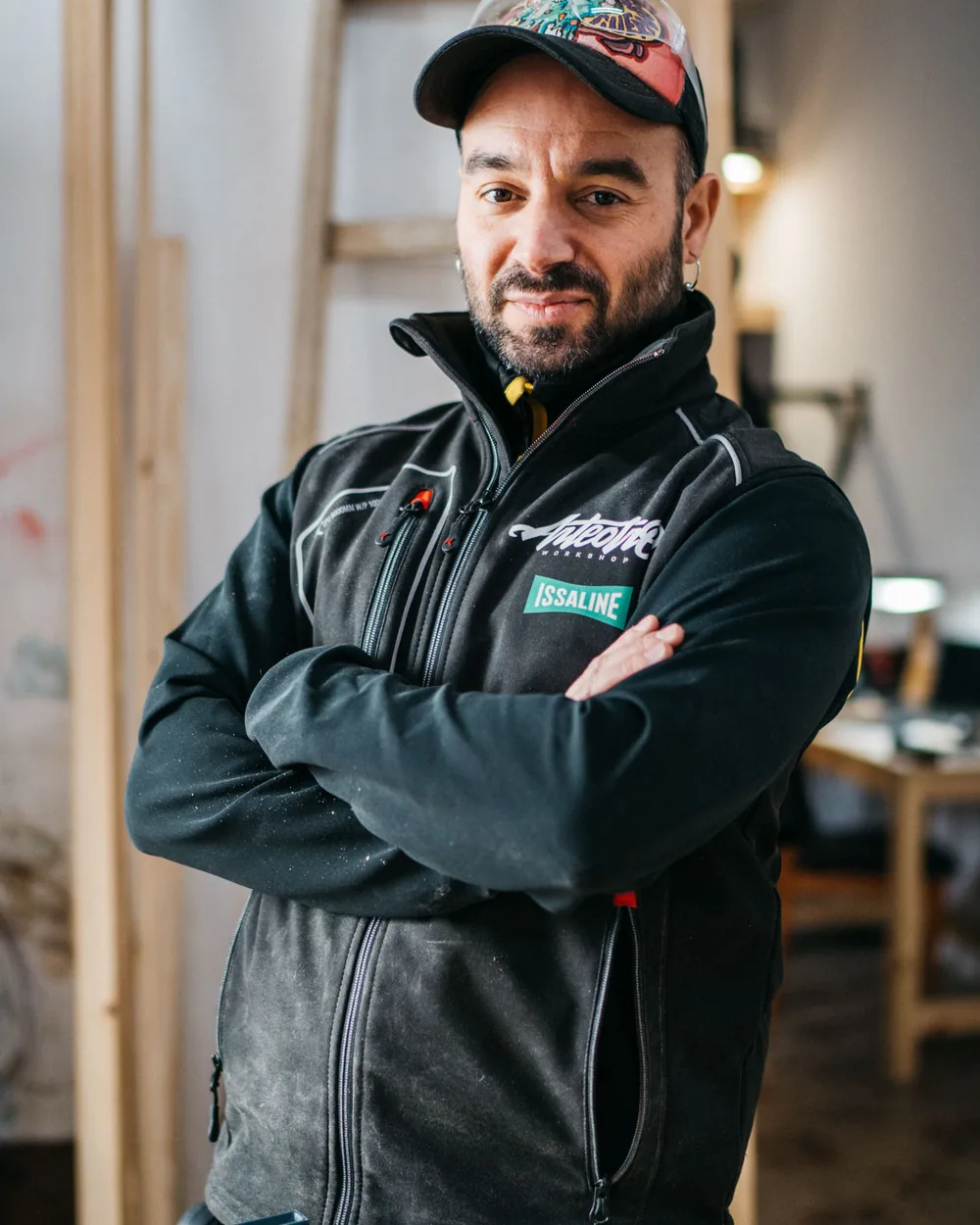 Álvaro Indias en su taller de Badajoz