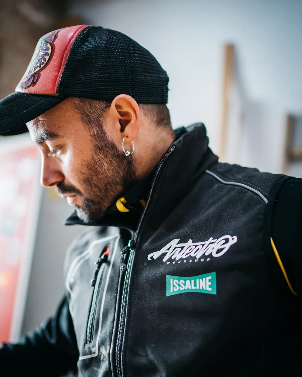 Álvaro Indias trabajando en el taller