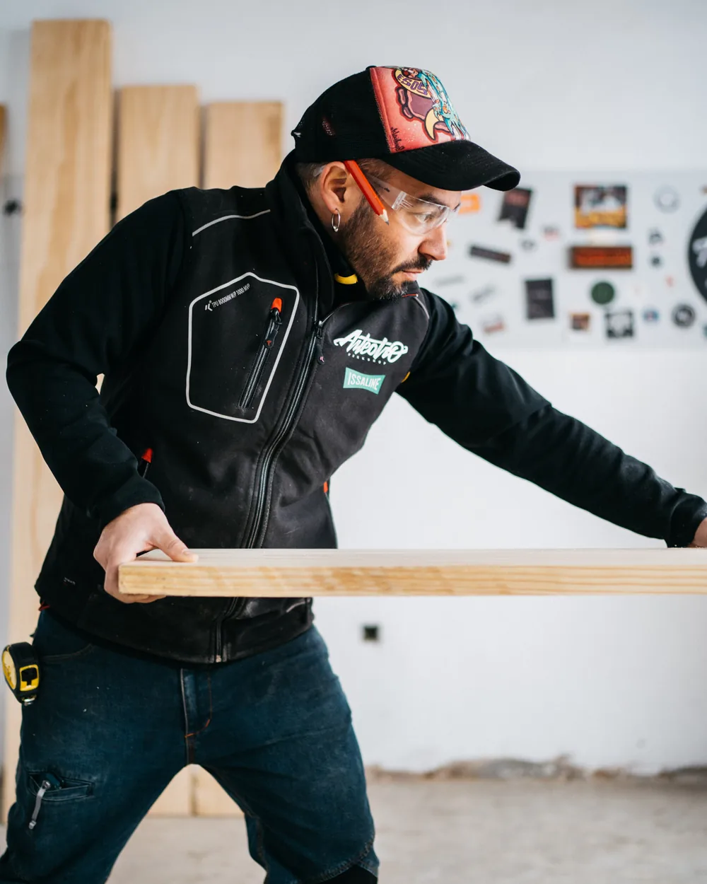 Álvaro Indias cargando un tablero en su taller