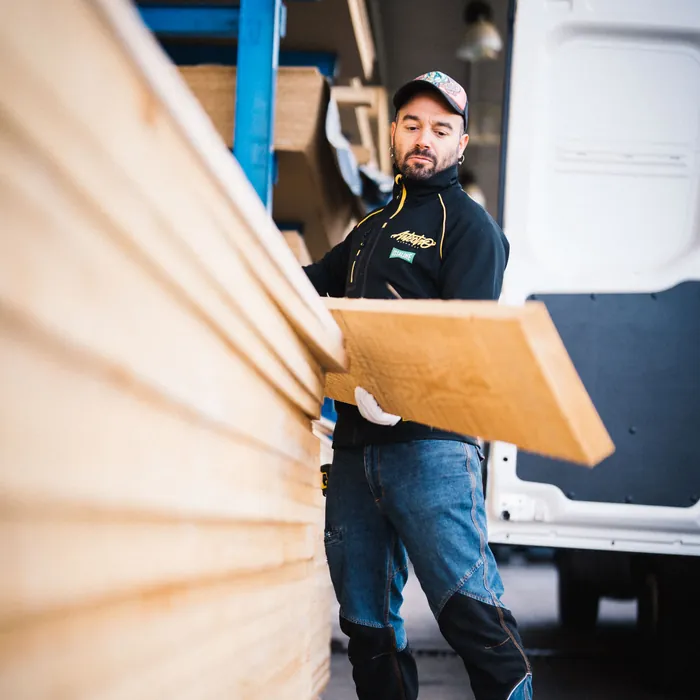 Álvaro cargando un tablero en el taller