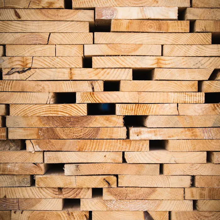 Tablones de madera apilados en el taller